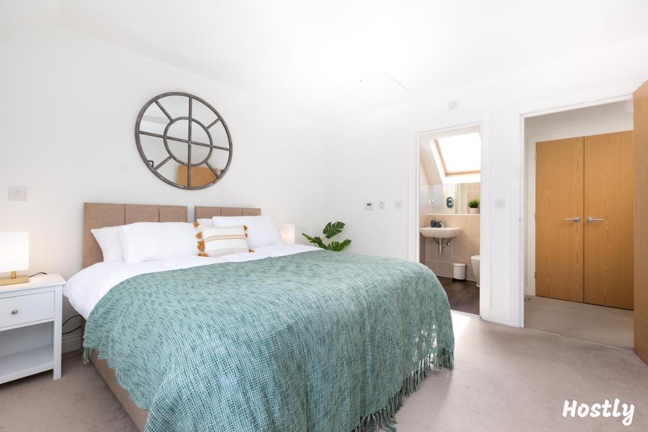 Albatross House - Comfy Home With Parking 슬라우 외부 사진