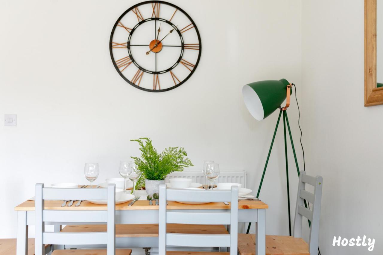 Albatross House - Comfy Home With Parking 슬라우 외부 사진