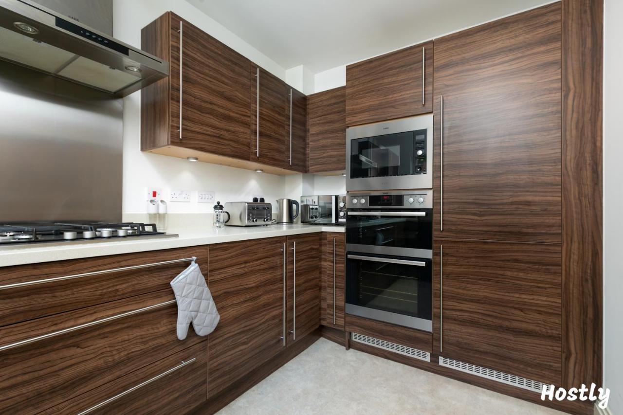 Albatross House - Comfy Home With Parking 슬라우 외부 사진