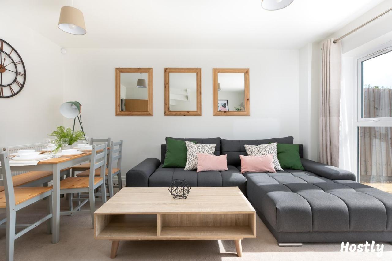 Albatross House - Comfy Home With Parking 슬라우 외부 사진