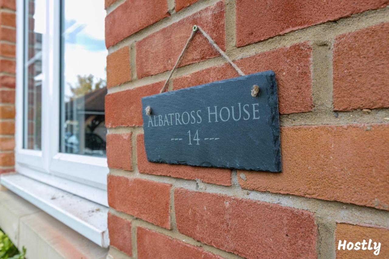 Albatross House - Comfy Home With Parking 슬라우 외부 사진