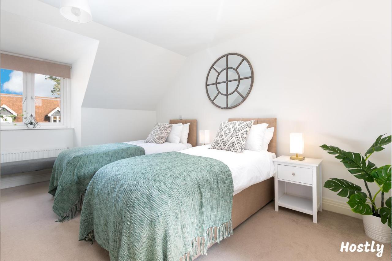 Albatross House - Comfy Home With Parking 슬라우 외부 사진