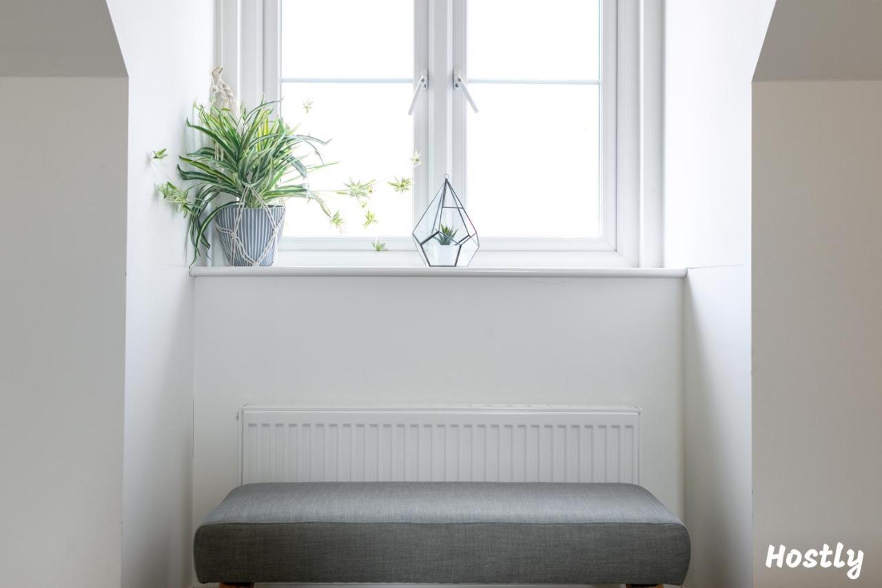 Albatross House - Comfy Home With Parking 슬라우 외부 사진