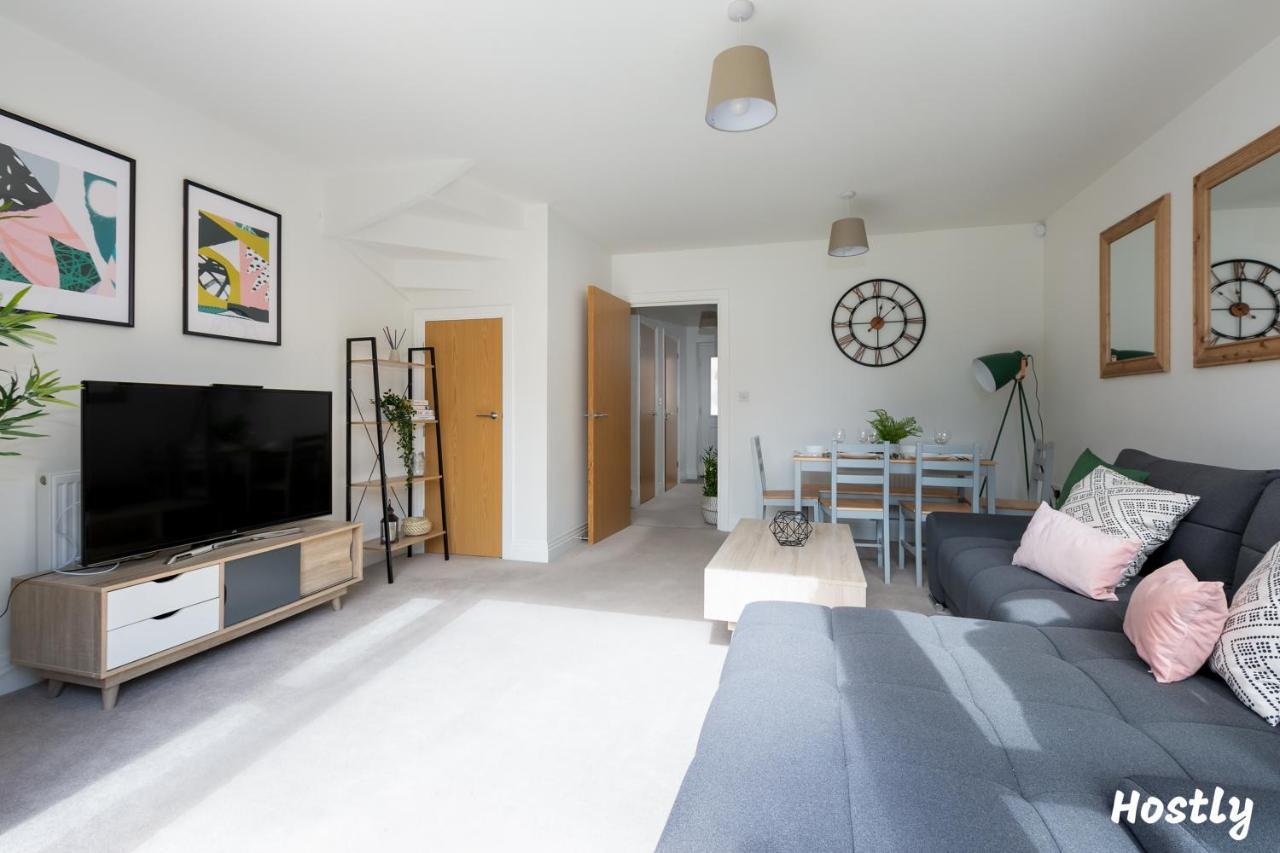 Albatross House - Comfy Home With Parking 슬라우 외부 사진