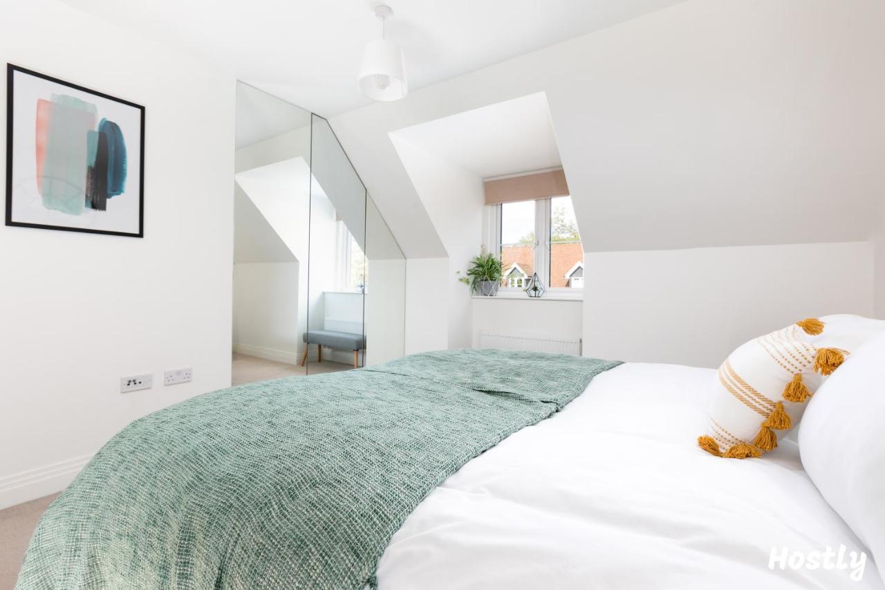 Albatross House - Comfy Home With Parking 슬라우 외부 사진