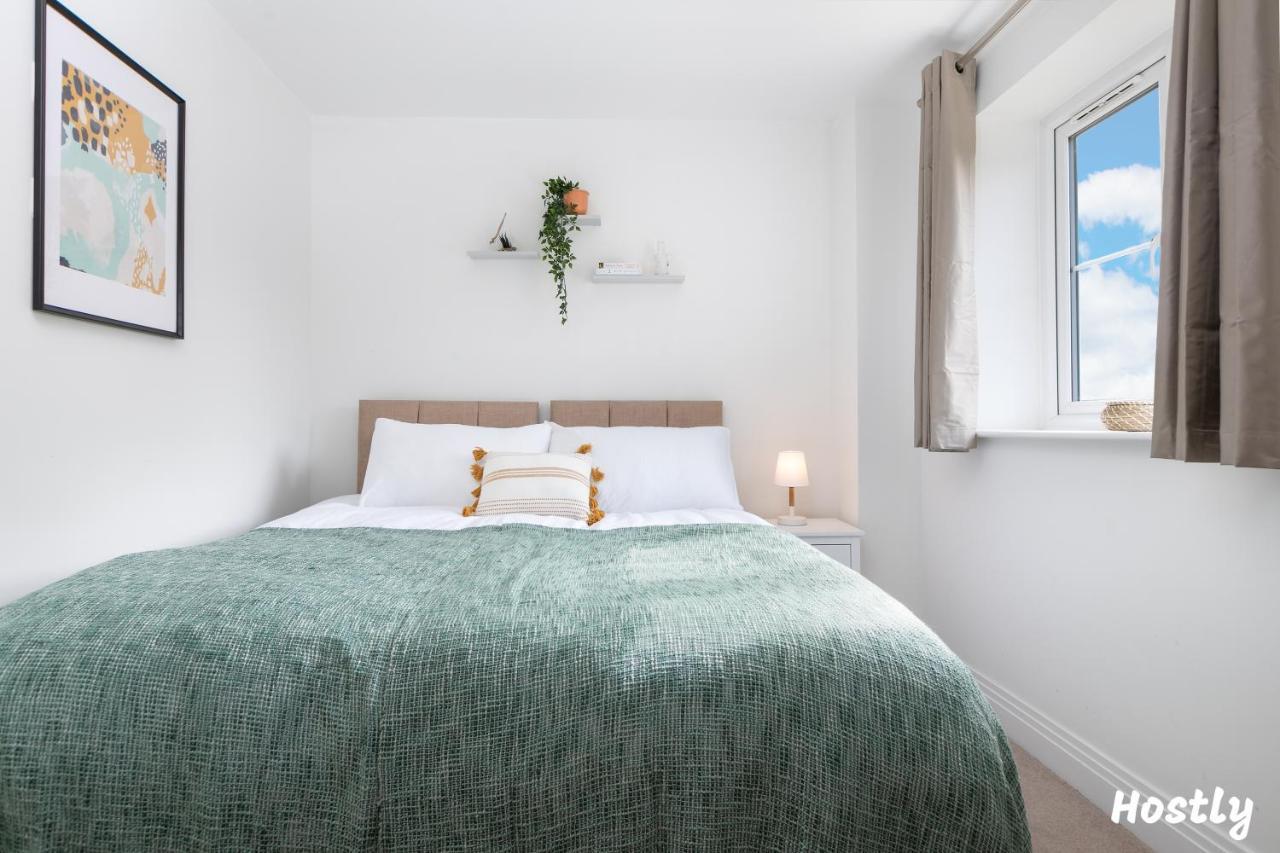Albatross House - Comfy Home With Parking 슬라우 외부 사진