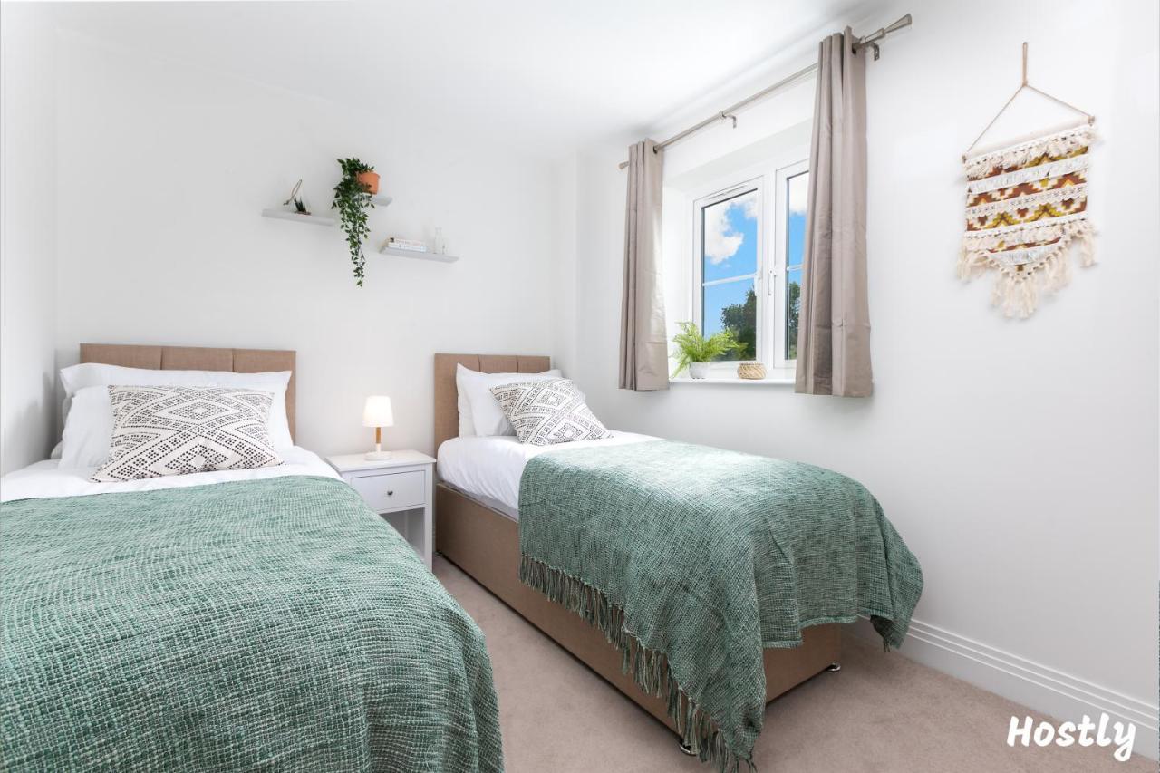 Albatross House - Comfy Home With Parking 슬라우 외부 사진